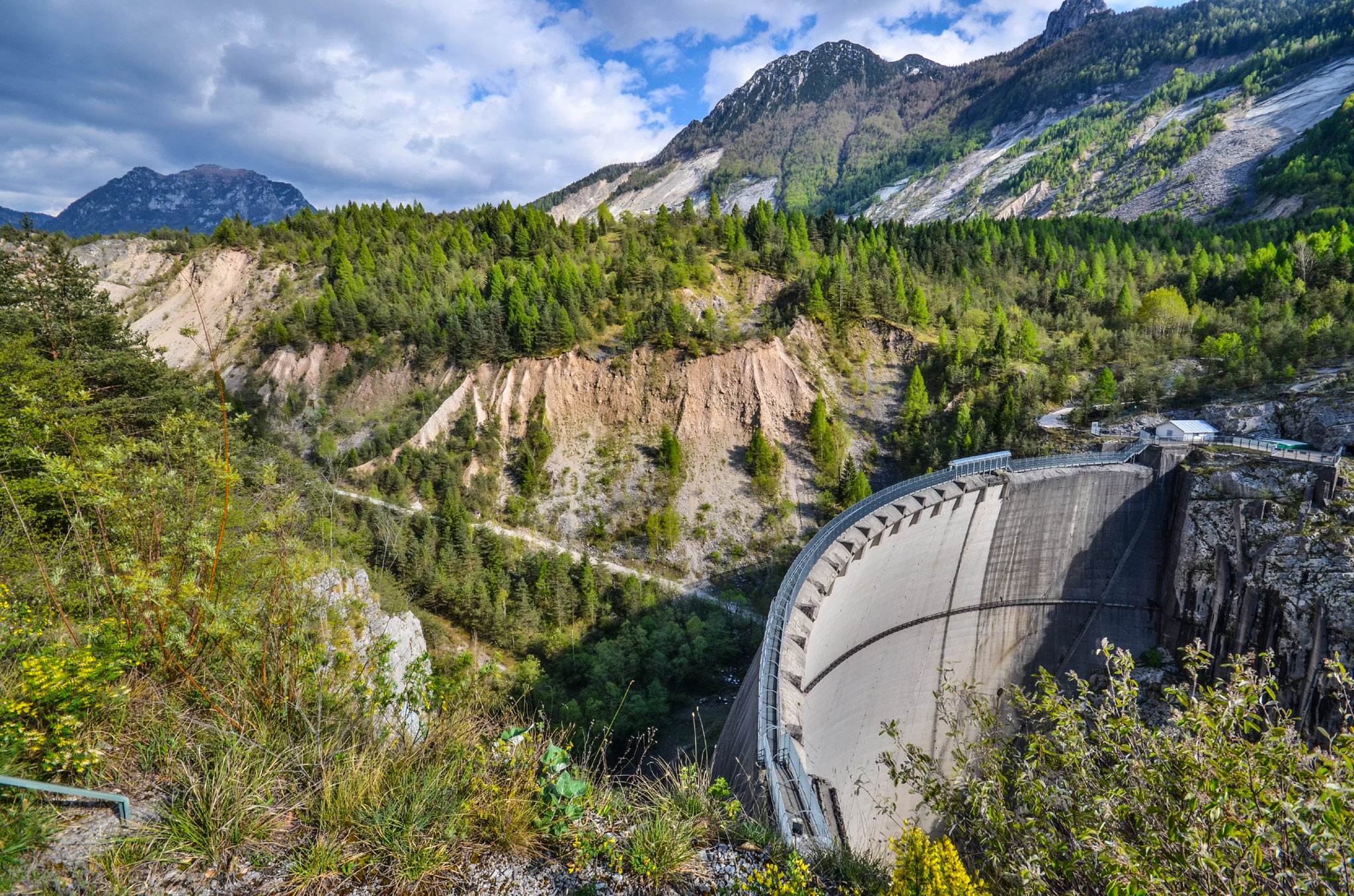 Diga del Vajont. Vajont Dam is one of the tallest dams in the world, with a height of 262 m.